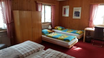 ห้องแฟมิลี่สำหรับสี่ท่าน, 1 ห้องนอน | เครื่องนอนระดับพรีเมียม, ผ้านวมขนเป็ด, ตู้นิรภัยในห้องพัก, โต๊ะทำงาน