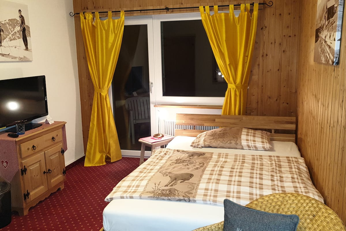 comfort single room, 1 bedroom | premium bedding, down duvets, in-room safe, desk
