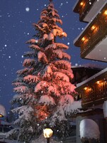 Fachada da propriedade à noite