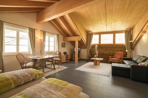 Classic Suite | In-room safe, individually decorated, free WiFi, bed sheets