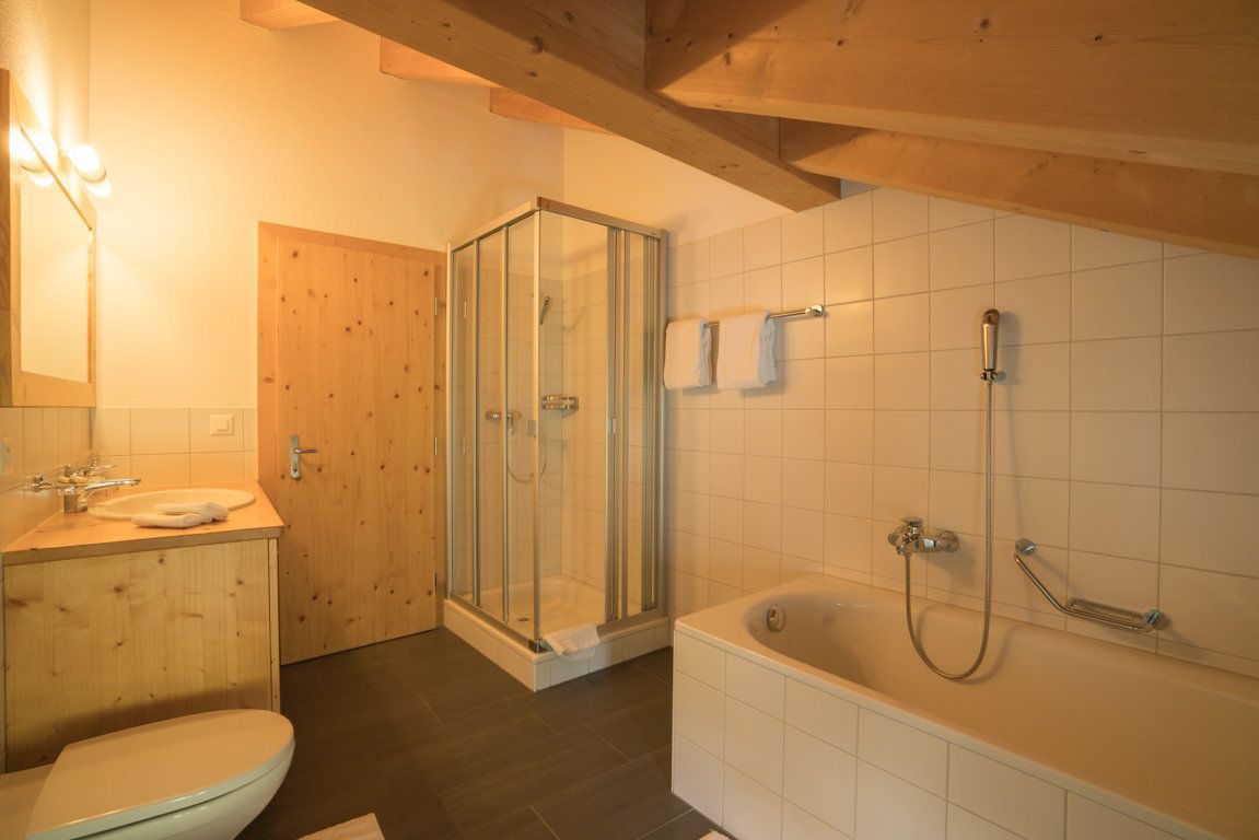 classic suite | bathroom | free toiletries, towels