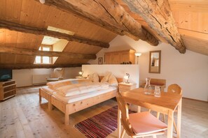 Superior-Doppelzimmer | Zimmersafe, individuell dekoriert, kostenloses WLAN, Bettwäsche