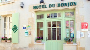 A building with a sign reading "HOTEL DU DONJON". - Hotel du Donjon (Aulnay)