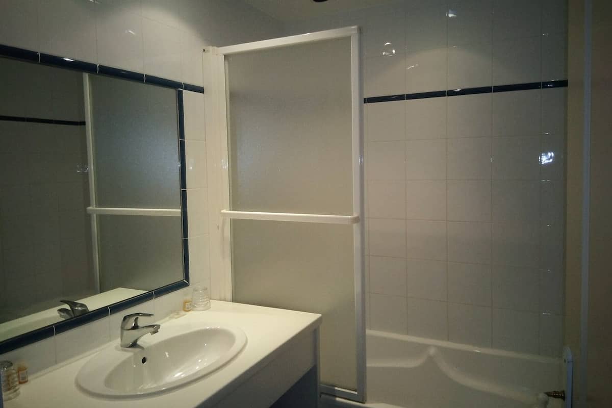 deep-soaking bathtub