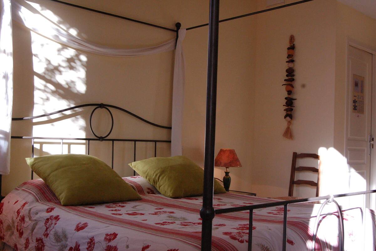 family suite, 1 bedroom (donnant sur jardin) | premium bedding, individually decorated, individually furnished, desk