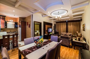 Executive Suite, 2 Bedrooms (With 2 Bathrooms) | In-room dining