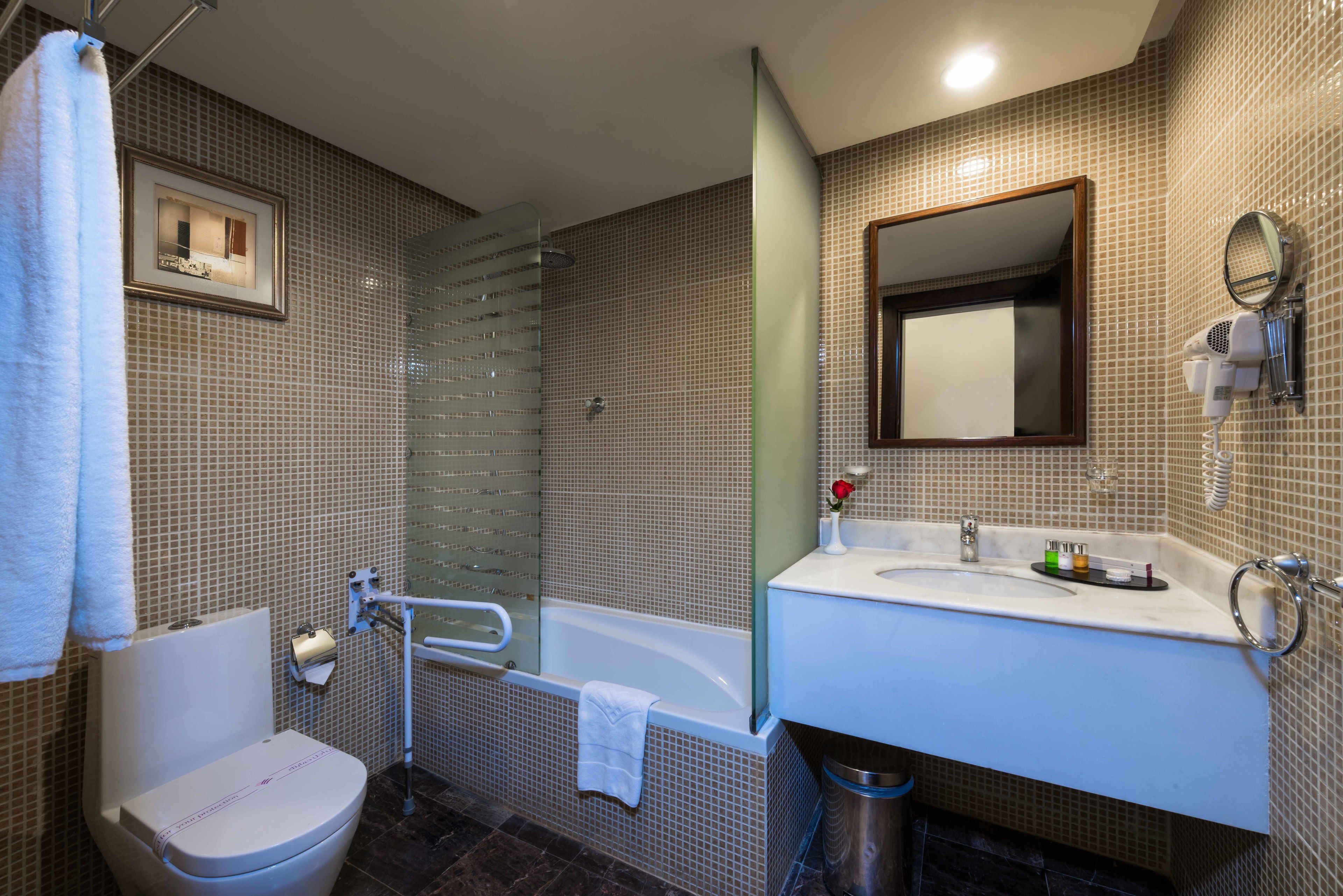 Un baño con inodoro, ducha y lavamanos.