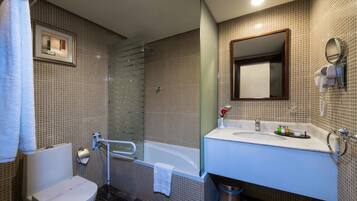 Un baño con inodoro, ducha y lavamanos.
