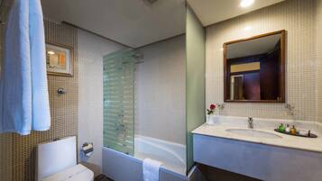 Estúdio | Banheiro | Chuveiro, chuveiro com efeito de chuva, produtos de toalete grátis