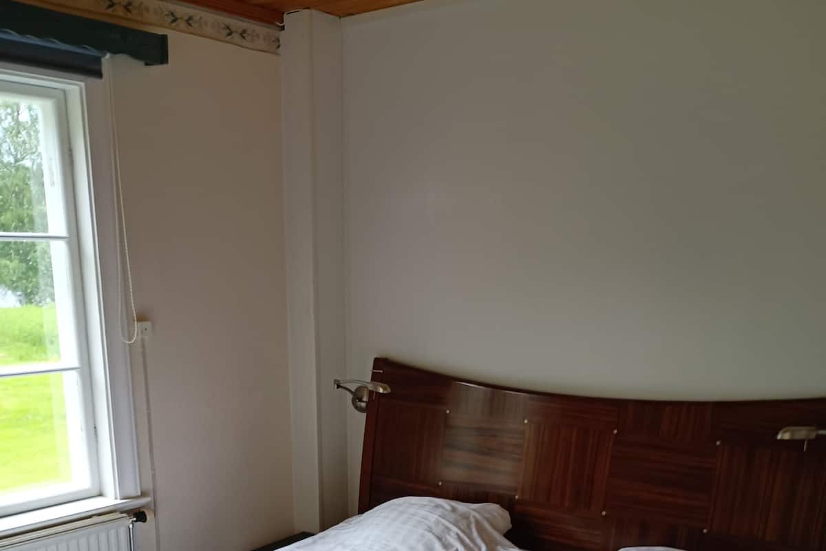 Una habitación con dos camas, cada una con ropa blanca y toallas.