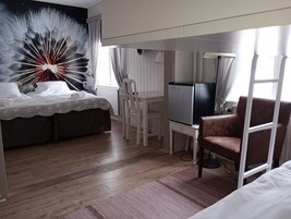 Decoración personalizada, muebles diferentes y escritorio 