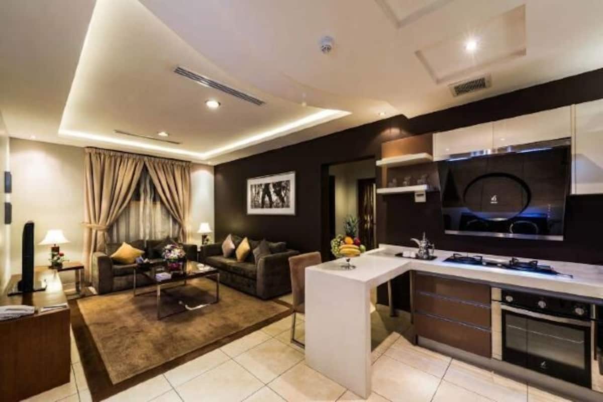 Private kitchen | Microwave, coffee/tea maker, electric kettle, freezer