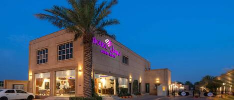 Fachada da propriedade à noite