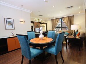 Suite royale, 1 très grand lit | Coffre-fort, système d’insonorisation, fer et planche à repasser