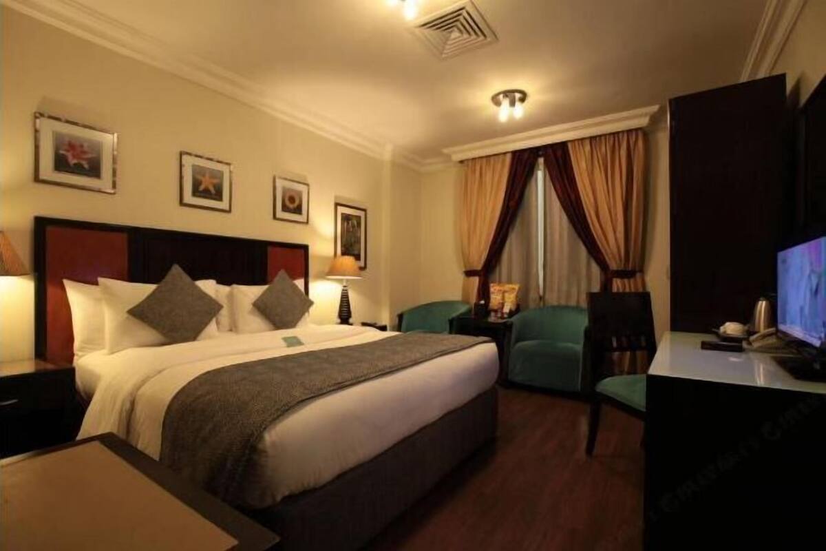 In-room safe, soundproofing, iron/ironing board, free WiFi