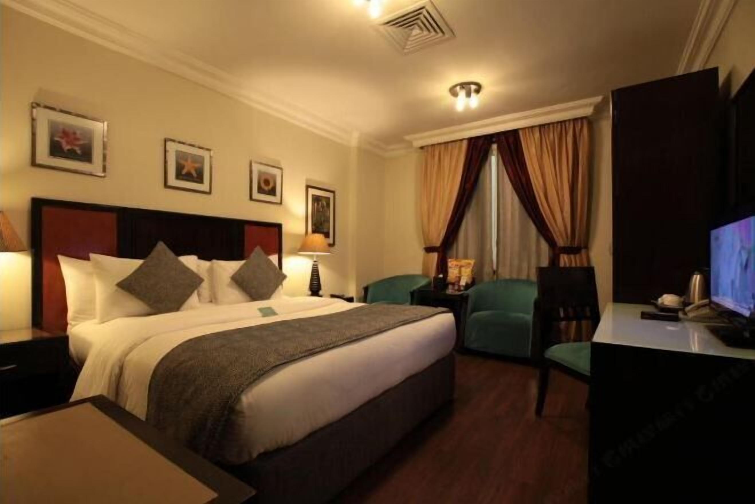 In-room safe, soundproofing, iron/ironing board, free WiFi