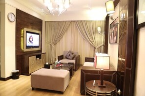 Suite, 2 Bedrooms | Living area