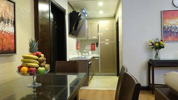 Royal Suite, 3 Bedrooms | Private kitchenette | Fridge, microwave, coffee/tea maker, cookware/dishes/utensils
