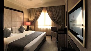 خزنة داخل الغرفة ومكواة/لوح كي وواي فاي مجانًا وملاءات أسرّة