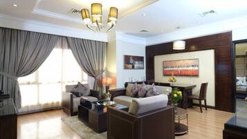 Suite Royal, 3 habitaciones | Zona de estar | Una televisión LCD