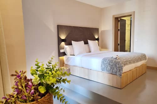 Family Quadruple Room | Soundproofing, iron/ironing board, free WiFi, bed sheets