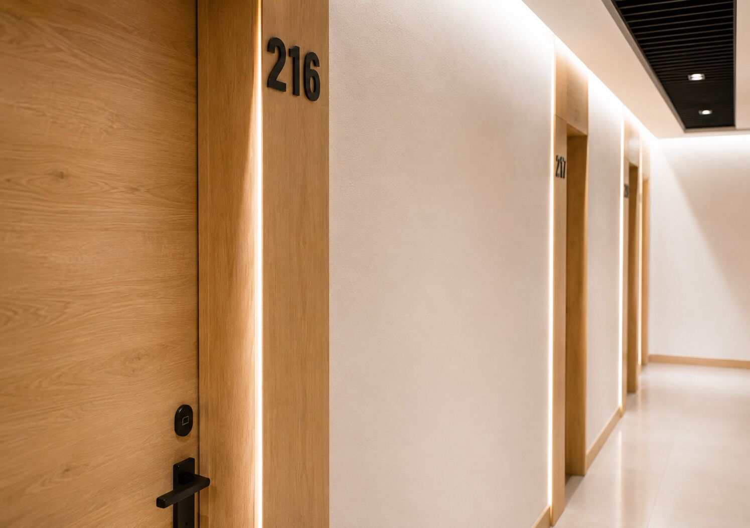Un pasillo con puertas de madera, cada una con un número.