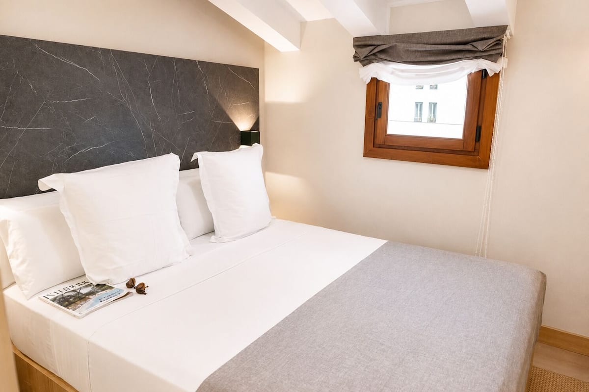 Economy Double Room | Soundproofing, iron/ironing board (on request), WiFi (free), bed sheets