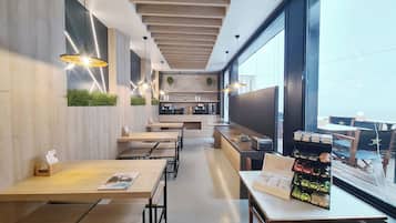 Desayuno continental (EUR 16 por persona)