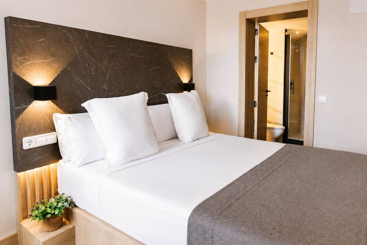 Chambre quadruple familiale | Système d’insonorisation, fer et planche à repasser