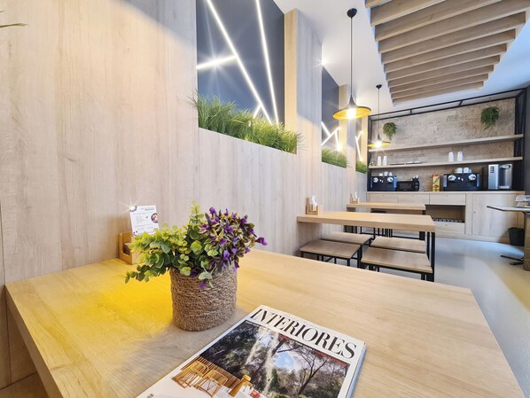 朝食 (コンチネンタル ブレックファスト)、毎日提供 (1 名様 16 EUR)