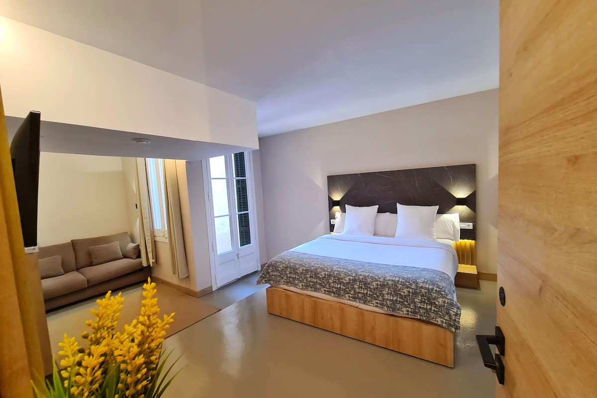 Family Quadruple Room | In-room safe, soundproofing, iron/ironing board, free WiFi