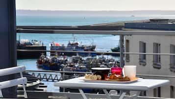 Escrivaninha, cortinas blackout, quartos à prova de som