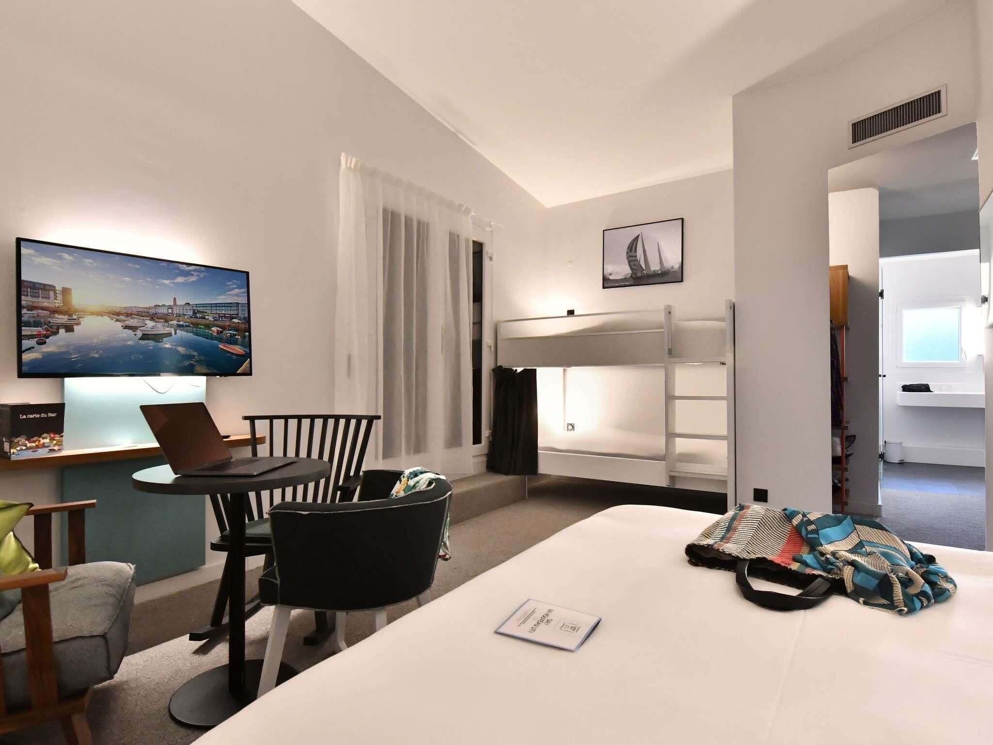 Junior Suite, 1 King Bed, Terrace | Desk, blackout drapes, soundproofing, iron/ironing board