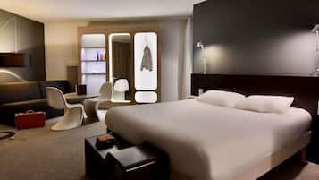 Skrivebord, blendingsgardiner, lydisolert og strykejern/-brett