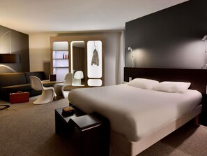 Työpöytä, pimennysverhot, äänieristys, silitysrauta/-lauta