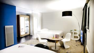 Habitación familiar, varias camas | Escritorio, cortinas blackout y insonorización
