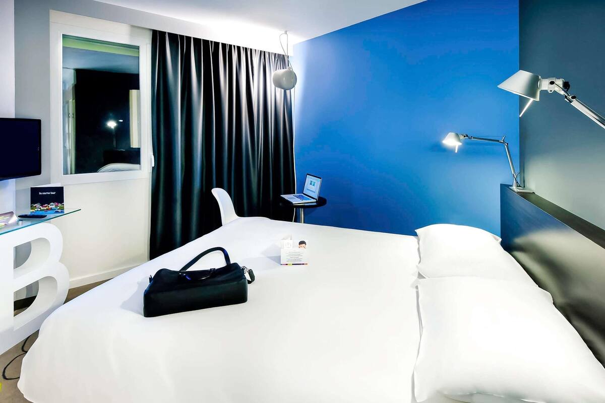 standard room, 1 double bed | desk, blackout curtains, soundproofing, iron/ironing board