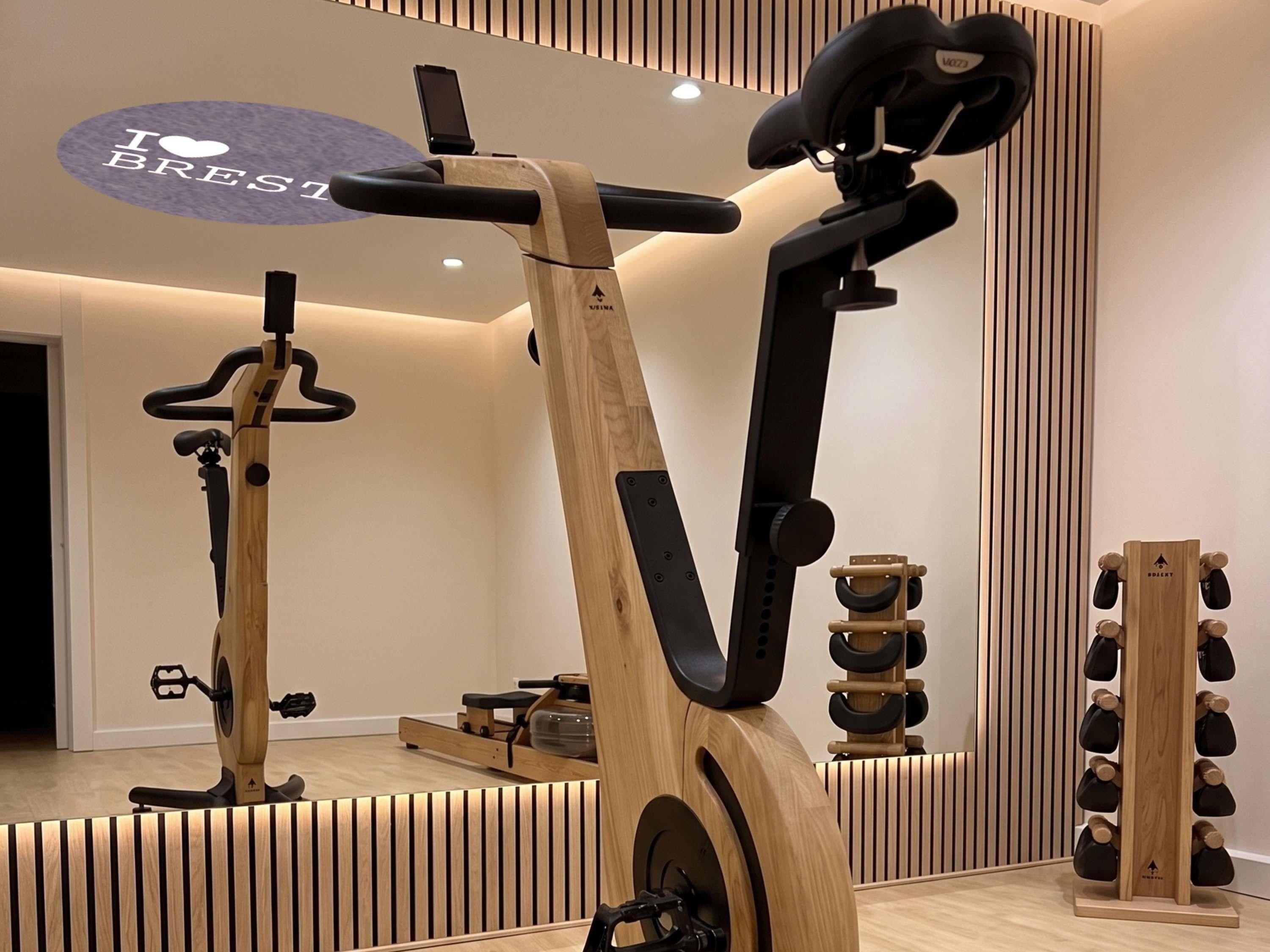 Ein Standfahrrad, ein Wandregal und ein Schuhregal in einem modern gestalteten Raum.