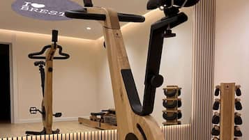 Ein Standfahrrad, ein Wandregal und ein Schuhregal in einem modern gestalteten Raum.