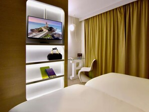 Quarto standard, 2 camas de solteiro | Escrivaninha, cortinas blackout, quartos à prova de som