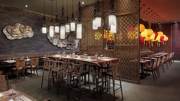 6 restaurantes; se sirve desayuno, almuerzo y cena