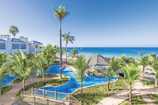 7 outdoor pools, free cabanas, pool umbrellas