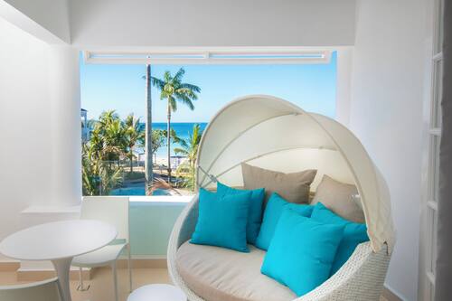 Ropa de cama de alta calidad y minibar con artículos gratuitos