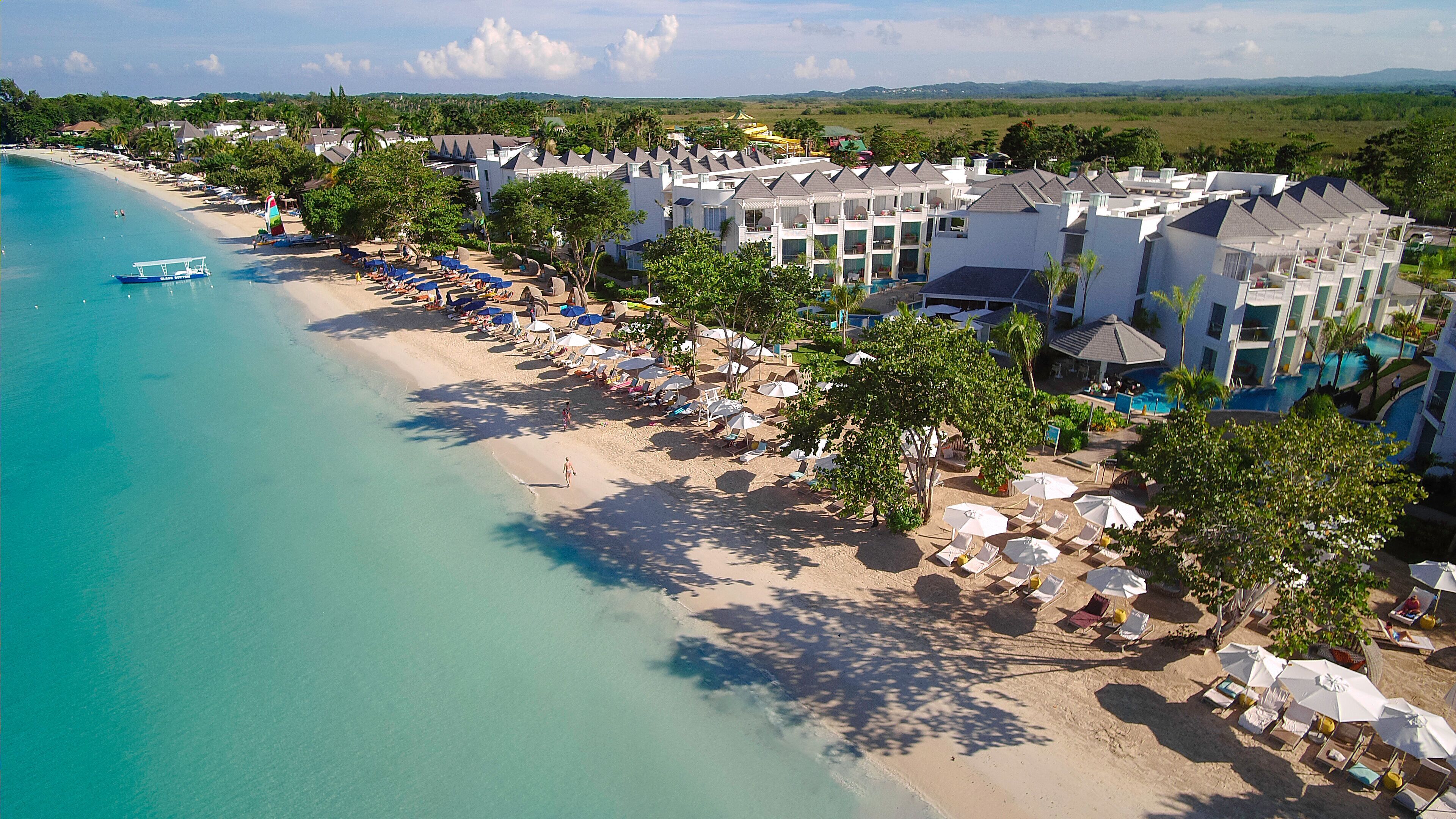 Un resort con playa, varias piscinas y diversas opciones de alojamiento.