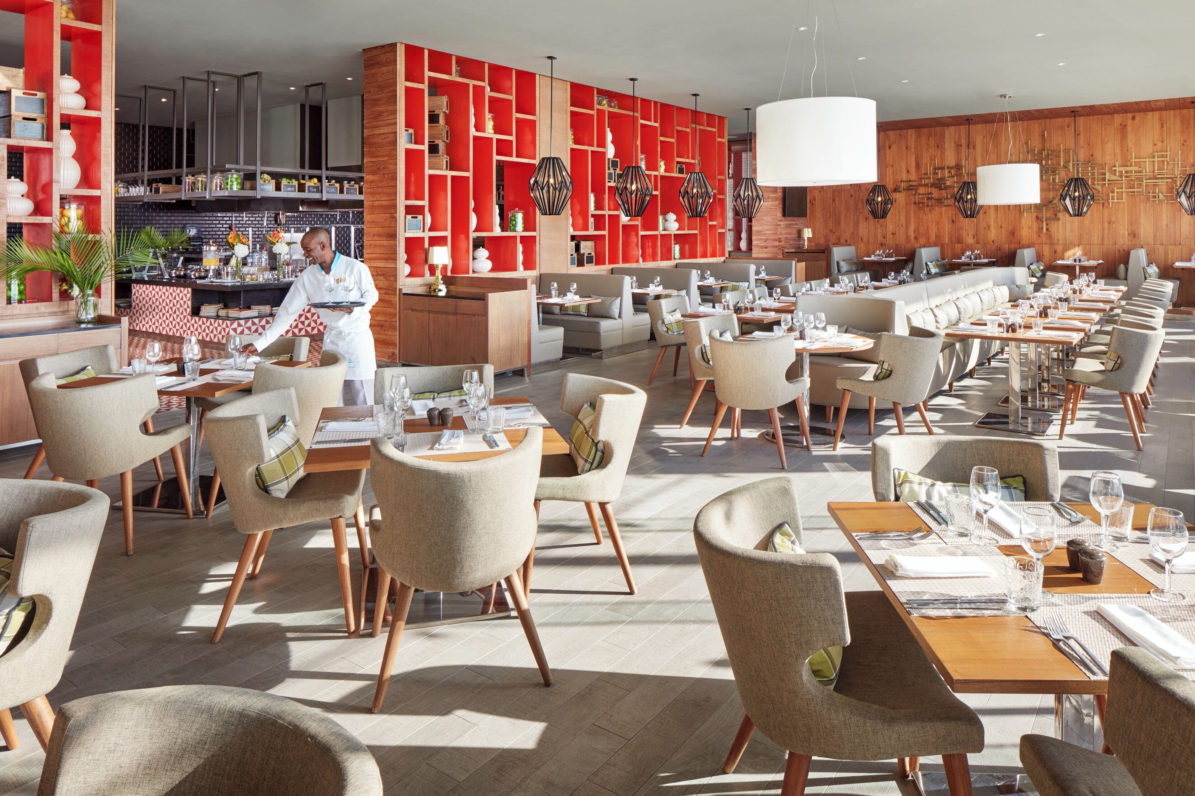 朝食 (ビュッフェ)、毎日提供 (無料)