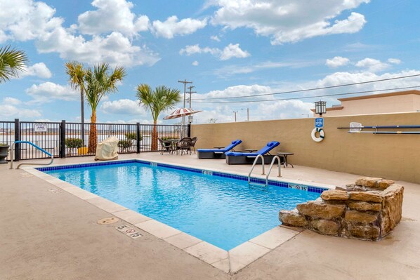 Outdoor pool, open 10 AM to 10 PM, pool umbrellas, sun loungers - Comfort Inn & Suites Lakeside (Eagle Pass)