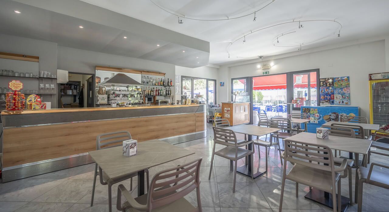 Bar tepi kolam renang