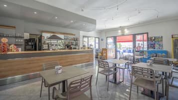 Bar tepi kolam renang