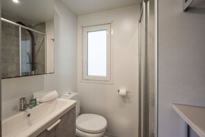 Premium Mobile Home, 3 Bedrooms | Bathroom | Shower, rainfall showerhead, hair dryer, toilet paper