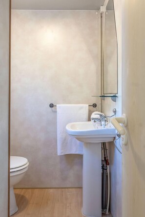 Doppia Easy (in Mobile Home) | 욕실 | 샤워 시설, 레인폴 샤워기, 헤어드라이어, 화장지